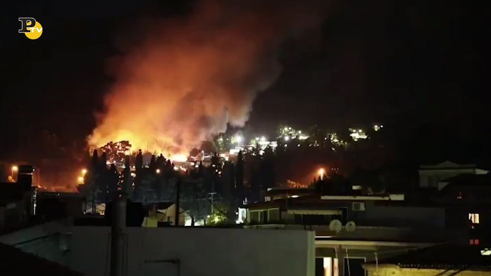 Grecia, vasto incendio a Samos fuori dal centro di accoglienza