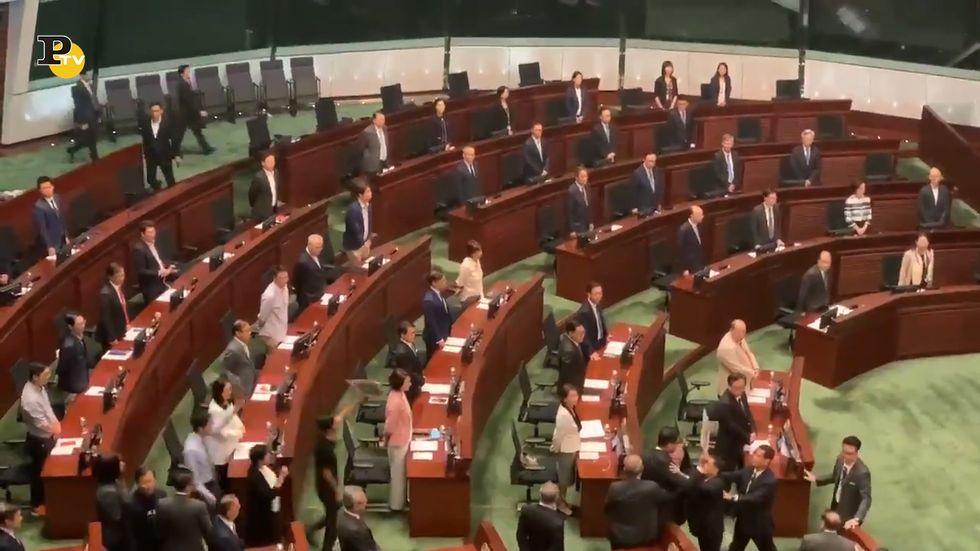 Hong Kong, Carrie Lam lascia l'aula parlamentare per le proteste