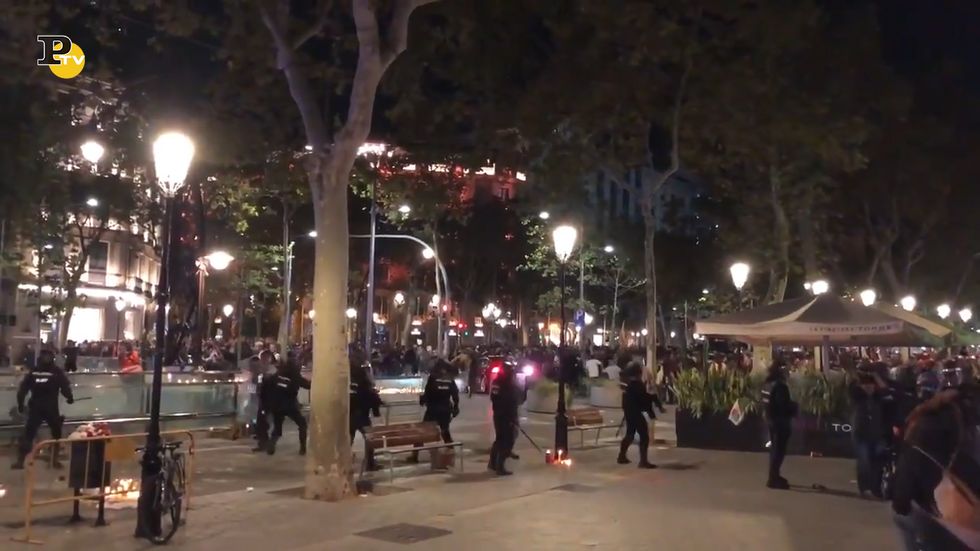 Spagna, guerriglia nelle strade a Barcellona