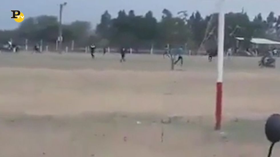Argentina, un toro invade un campo da calcio durante una partita