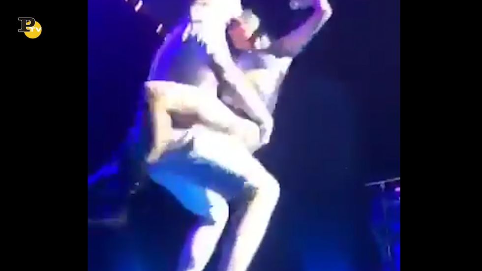Lady Gaga cade dal palco di un concerto a Las Vegas