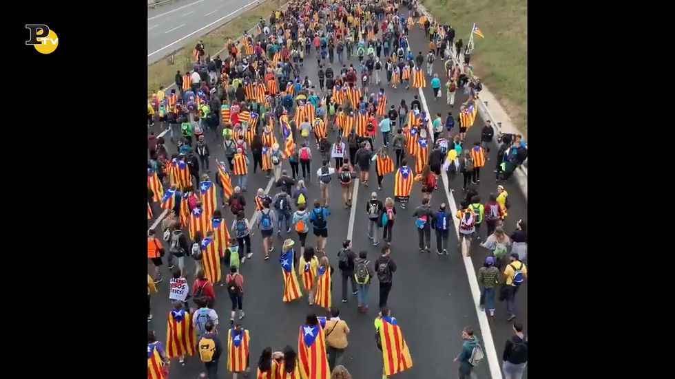 Spagna, in migliaia in marcia verso Barcellona