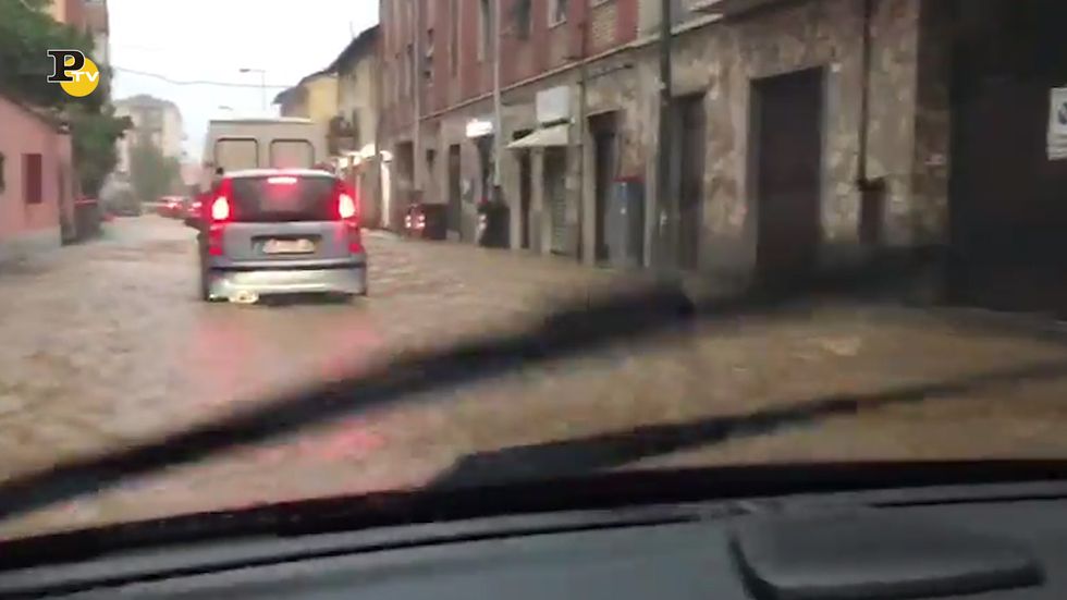 Piemonte, alluvione con strade allagate dal fango