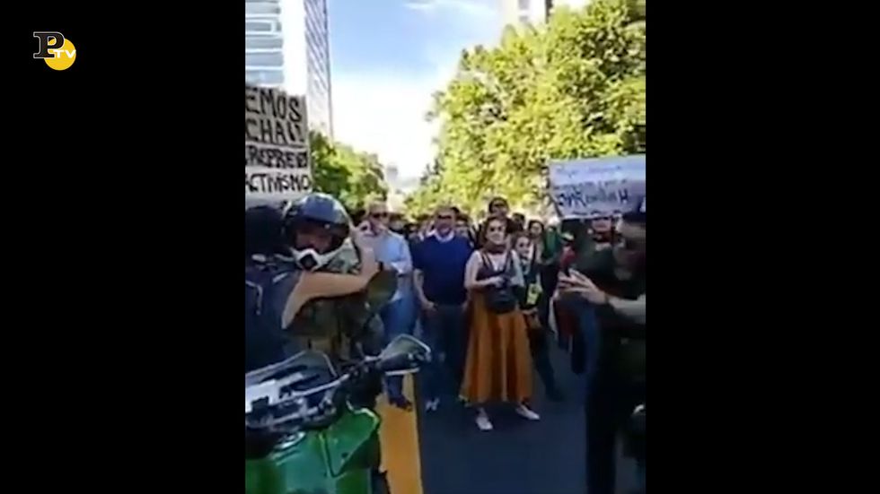 Cile, militare si commuove e una manifestante lo abbraccia