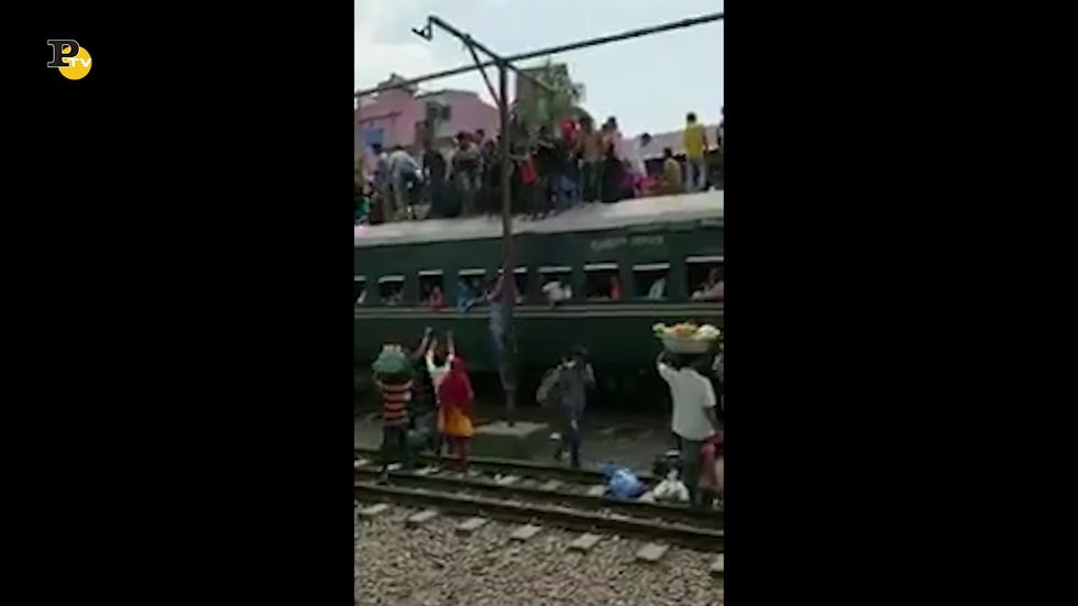 Bangladesh, il treno regionale è molto affollato