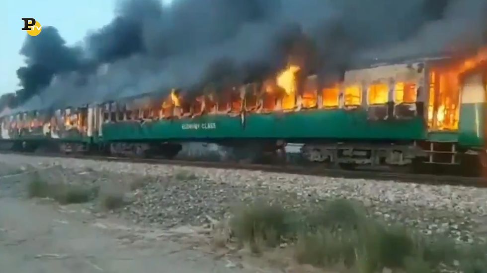 Pakistan, rogo su un treno passeggeri almeno 71 morti