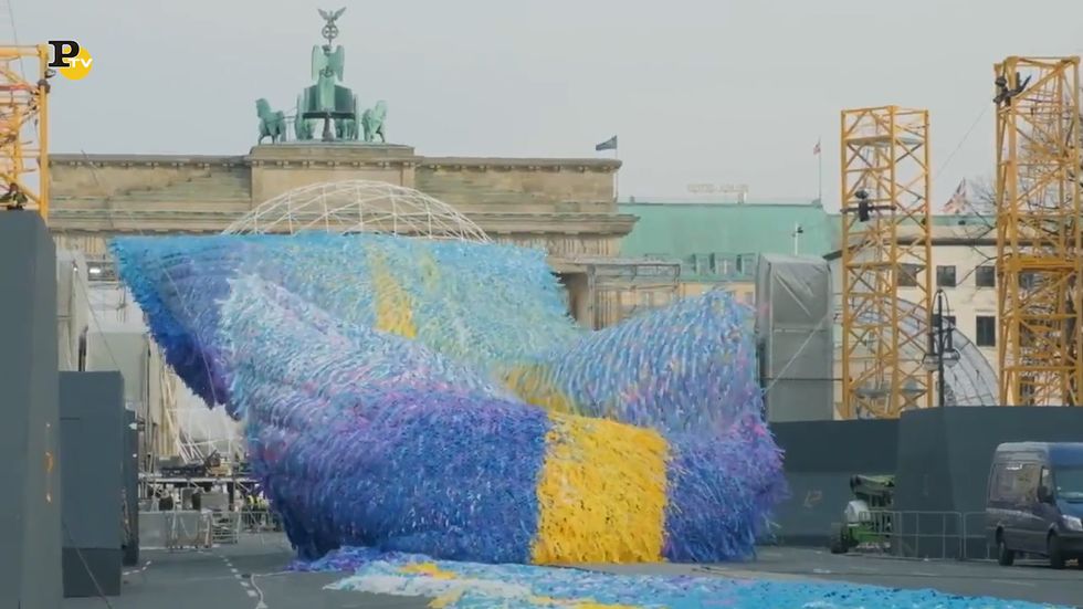 30 anni fa la caduta del muro, arcobaleno di pace a Berlino