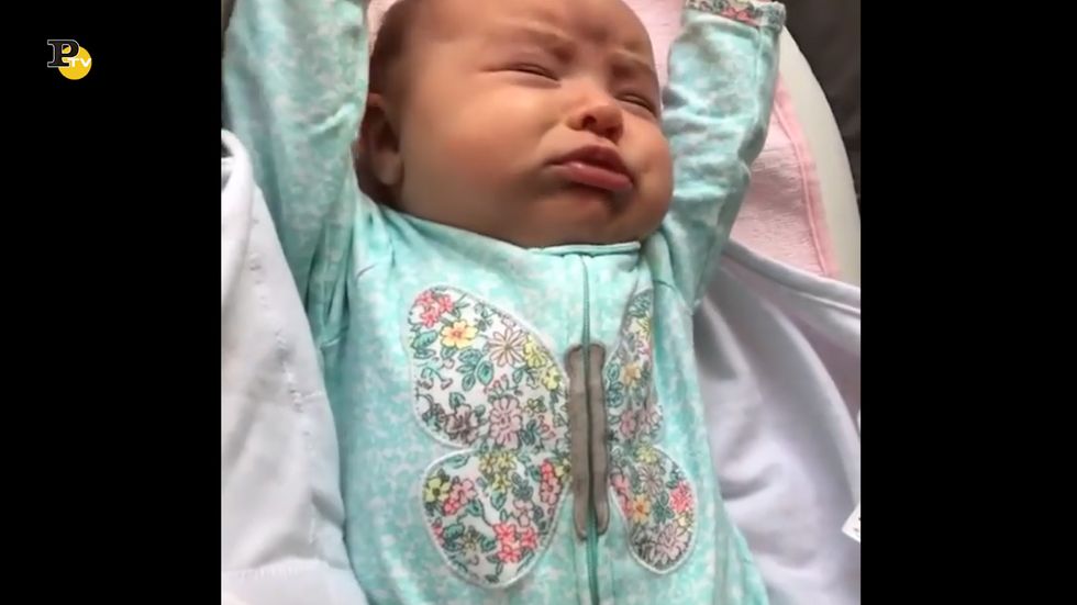 Un neonato si stiracchia non appena si sveglia