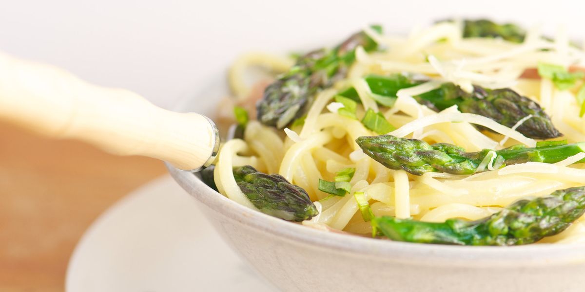 Cuciniamo insieme: linguine agli asparagi (con acciuga e pecorino)