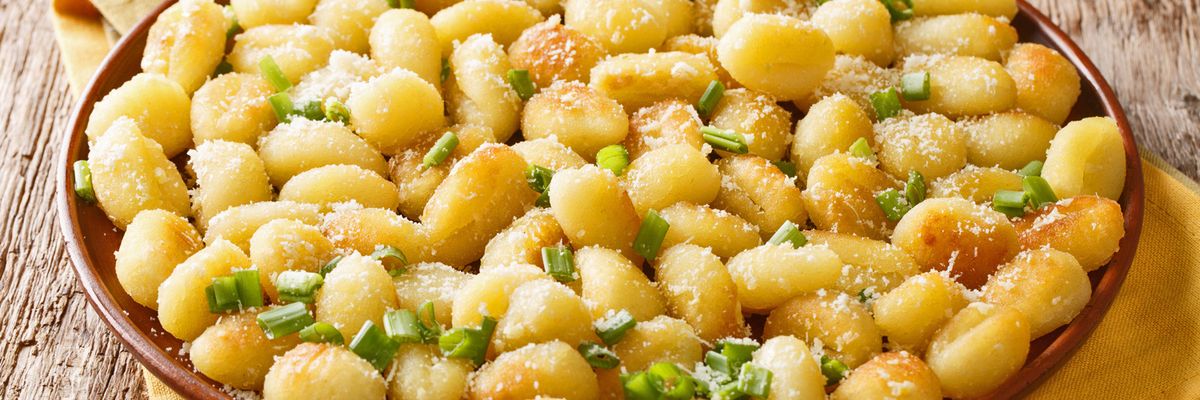 Cuciniamo insieme: Coriandoli di patate alla salsa d'aglio