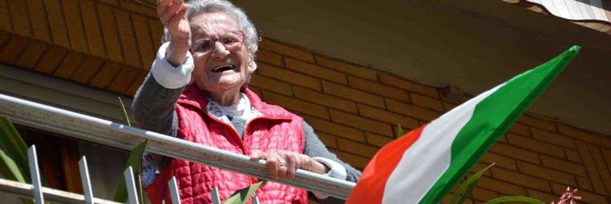 Luisa Zappitelli, la nonnina di 109 anni che dona il tricolore (tessuto a mano) al presidente Mattarella