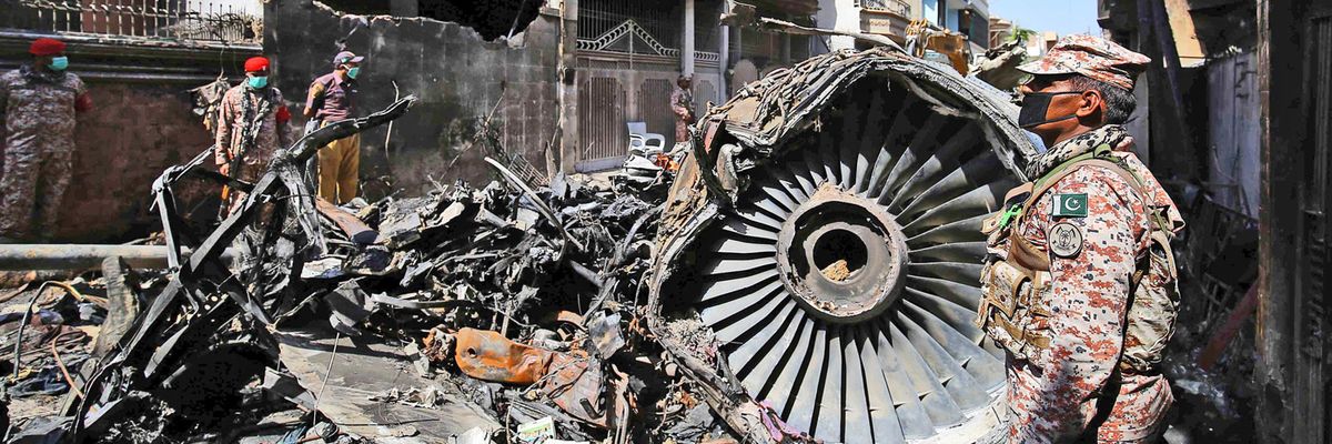 L'incidente aereo di Karachi svela che un terzo dei piloti pakistani ha una licenza falsa