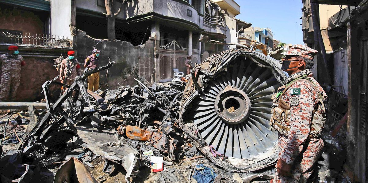 L'incidente aereo di Karachi svela che un terzo dei piloti pakistani ha una licenza falsa