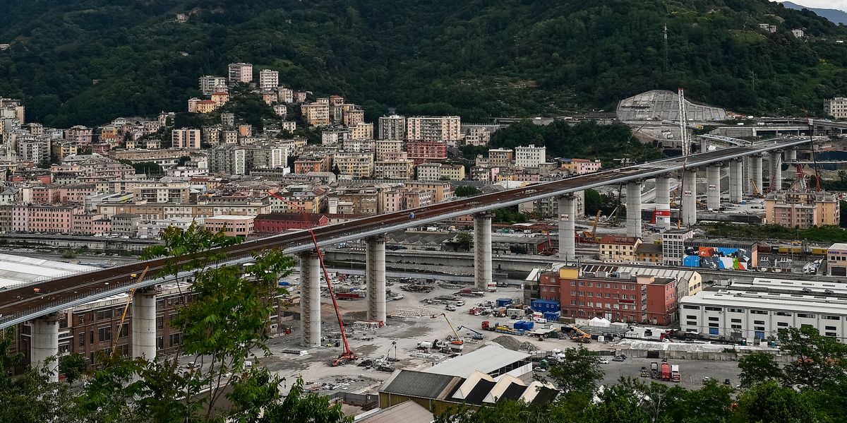 Ponte Morandi, le promesse dei politici contro Autostrade per l'Italia