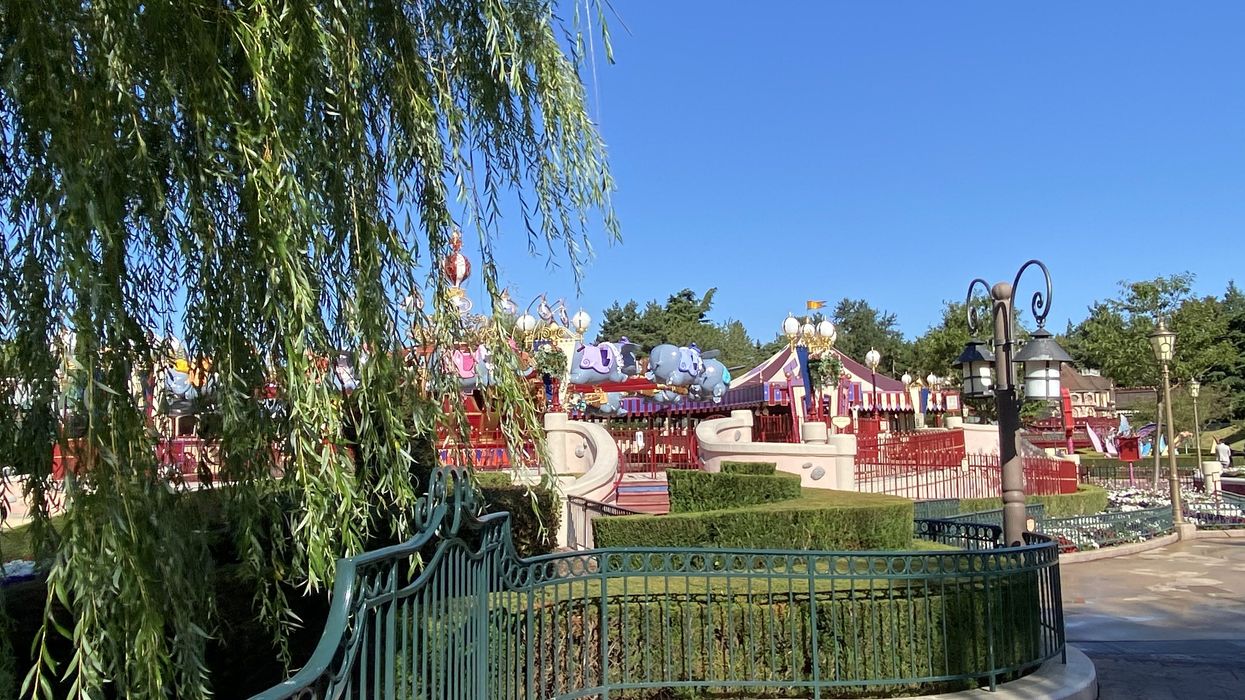 La nuova normalità di Disneyland Paris: mascherine e selfie con i personaggi. La magia? È garantita