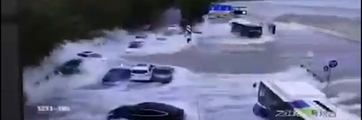 Cina, Fiume Qiantang in piena travolge le macchine che costeggiano la riva | video