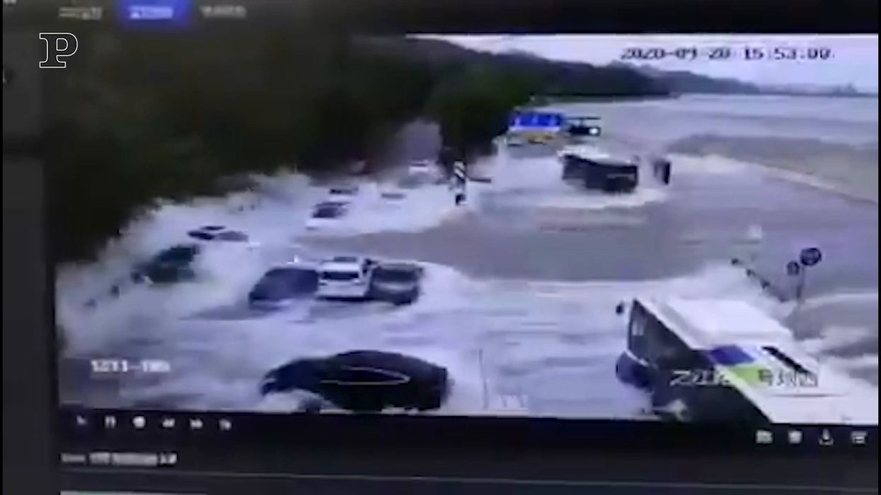 Cina, Fiume Qiantang in piena travolge le macchine che costeggiano la riva | video