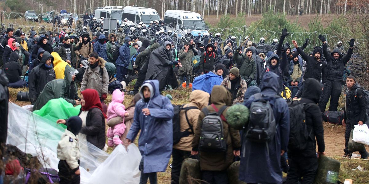 Orde di immigrati al confine polacco. La Bielorussia ricatta l’Ue immobile