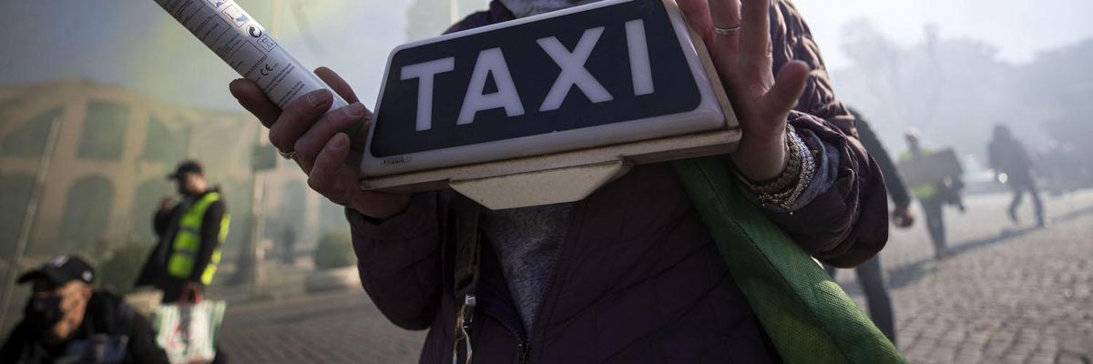 Gli italiani bocciano i taxi nelle grandi città