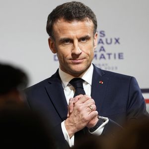 Macron, la fiducia sulla riforma delle pensioni è legge