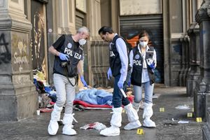 Napoli, sparatoria in un bar: feriti una bimba di 10 anni