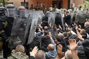 Kosovo, scontri manifestanti serbi. Feriti 11 militari italiani