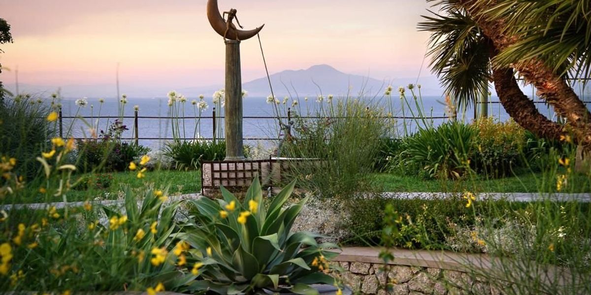 "Capri, isola, roccia natura e bellezza. Selvaggia, azzurra, ammaliatrice incantata.."