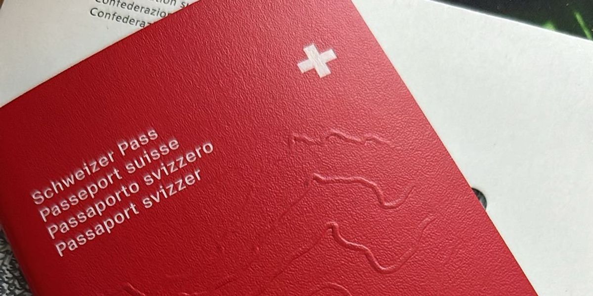 Rifare il passaporto; Italia vs Svizzera. 7 minuti contro 7 mesi