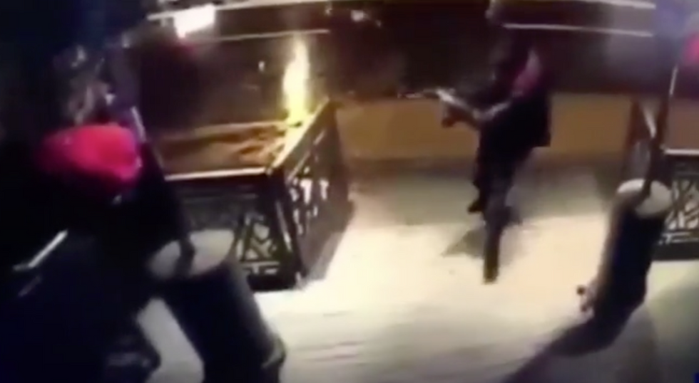 Istanbul: il video dell'attentatore che spara dentro il locale