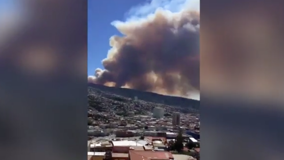 Cile: l'incendio divampa a Valparaiso - VIDEO