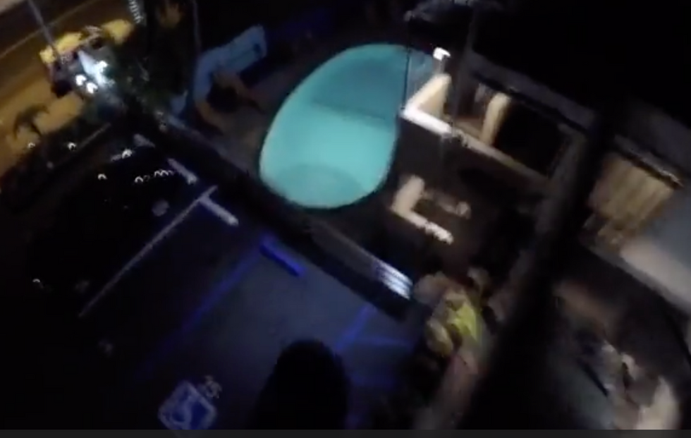 Il tuffatore si lancia dal tetto ma manca la piscina