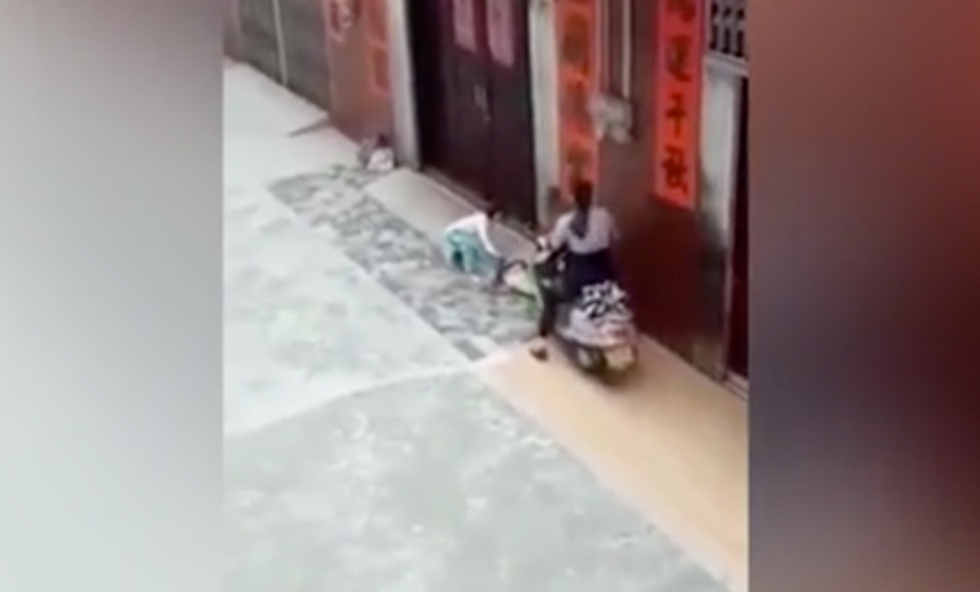 Cina, passa con lo scooter sopra le gambe della nipote che fa i capricci