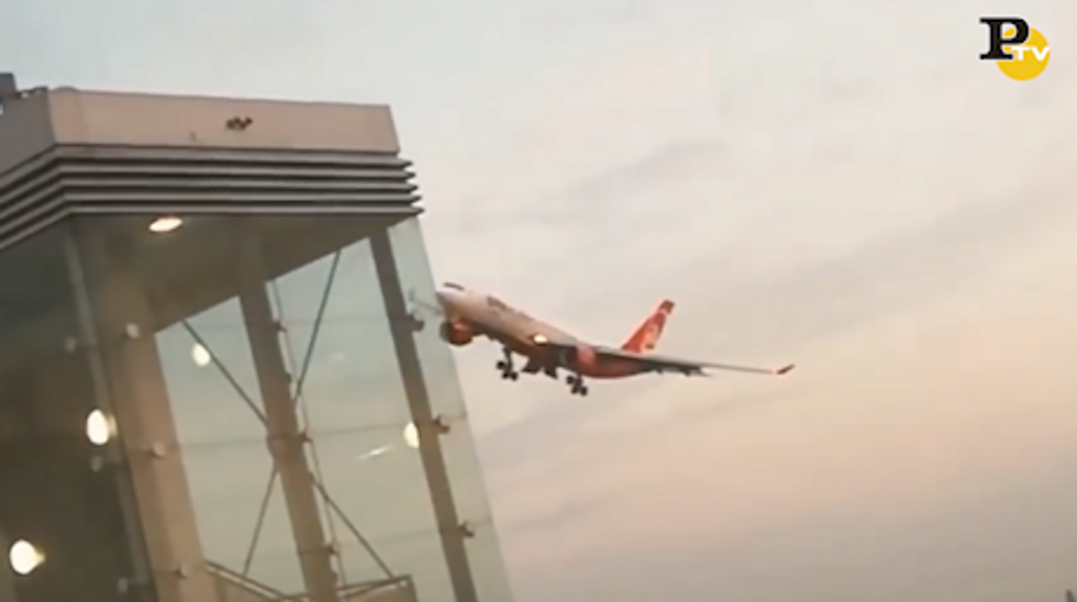 Airbus A330 di AirBerlin manovra spettacolare a Düsseldorf