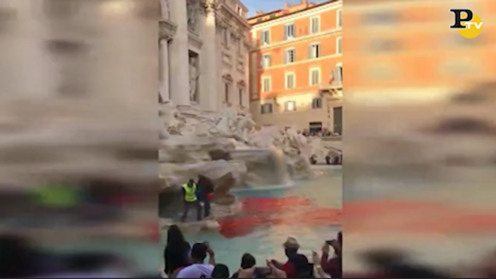 Roma, Fontana di Trevi: Graziano Cecchini colpisce ancora