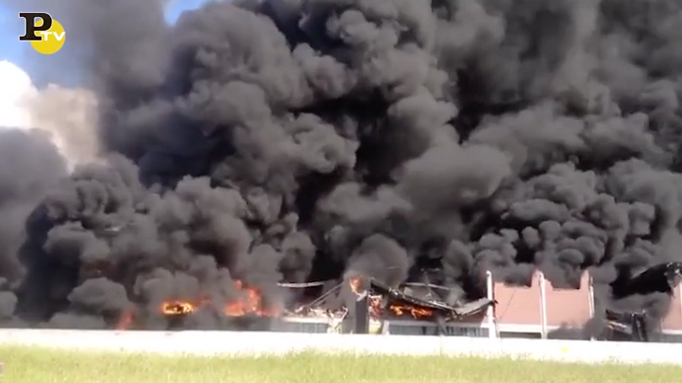 Incendio a Pomezia: distrutto un capannone | Video