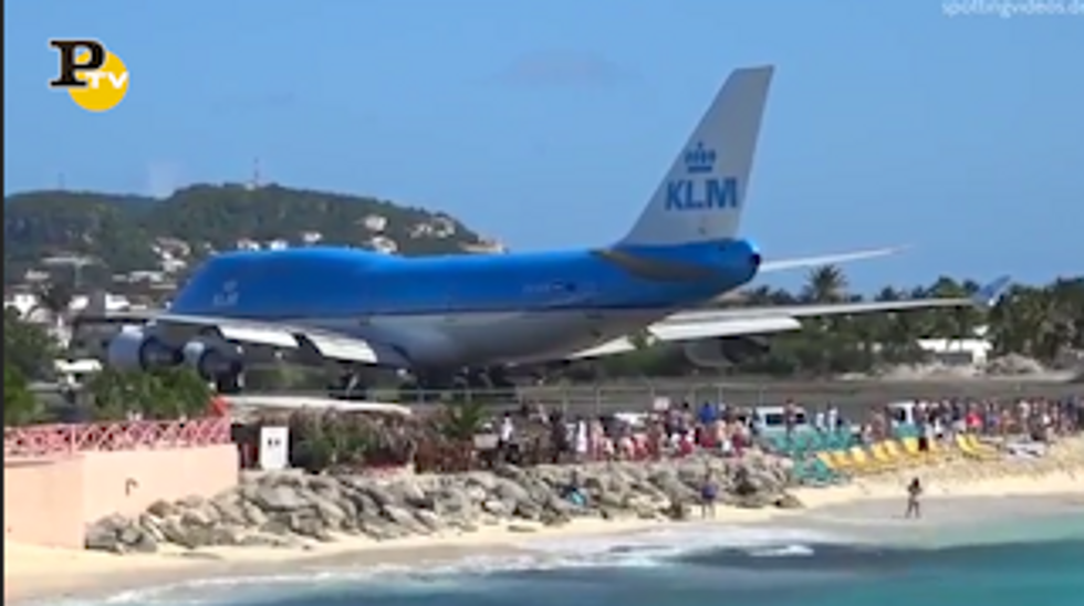 Antille, turista muore durante il decollo di un aereo | Video