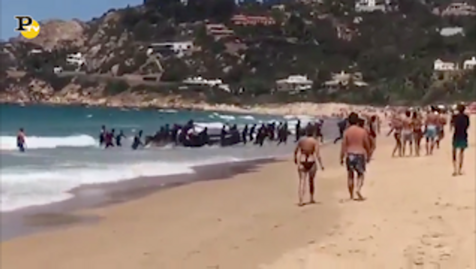 Cadice, nave di migranti sbarca tra i bagnanti | Video