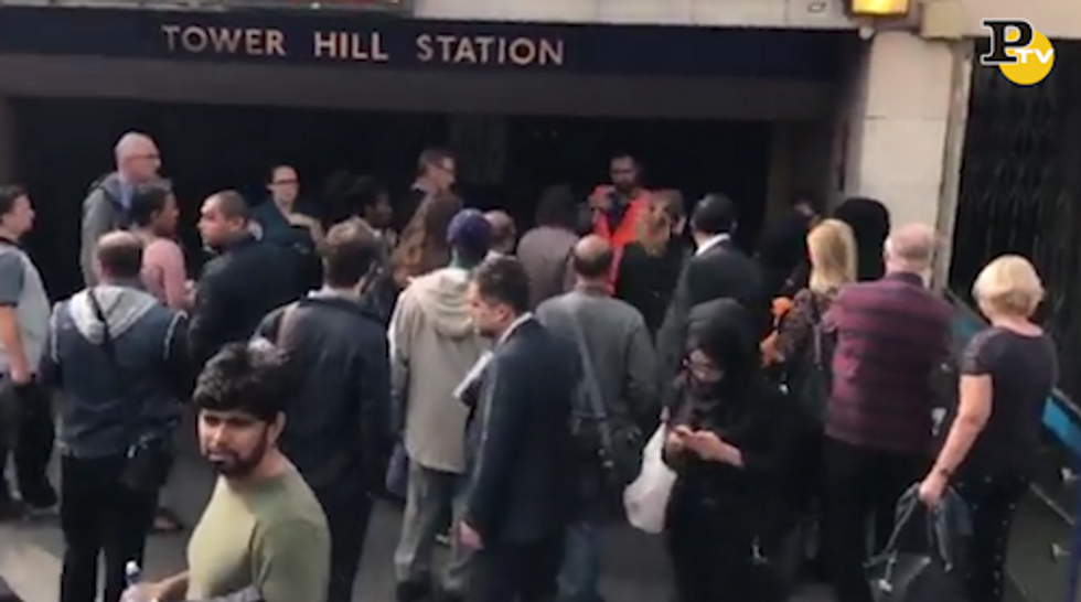 Evacuata metro a Londra per esplosione. Batteria del cellulare semina il panico