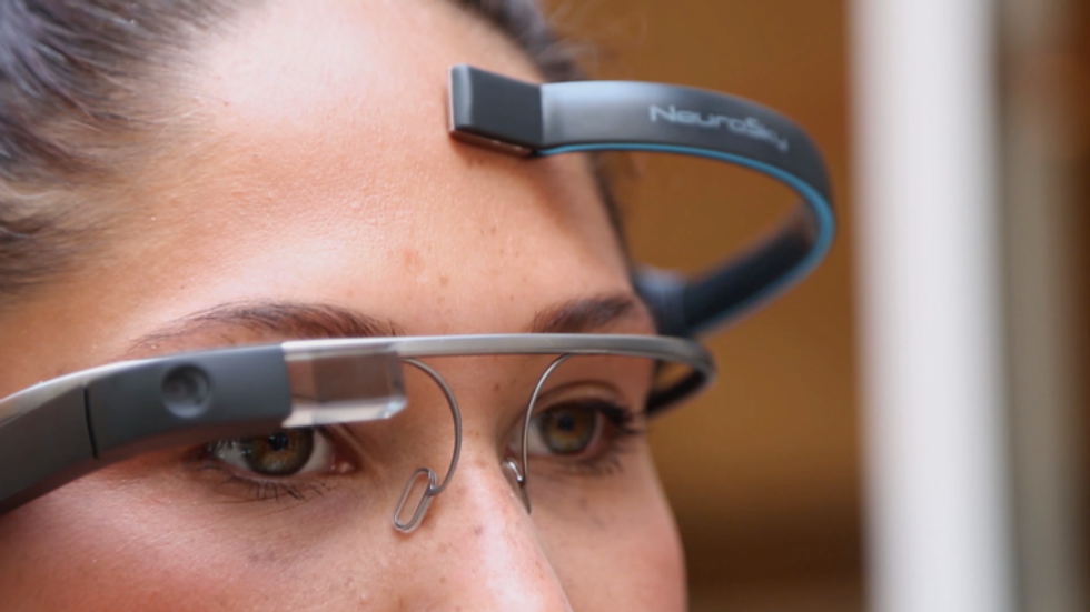 Google Glass: come funziona l’app per controllarli col pensiero