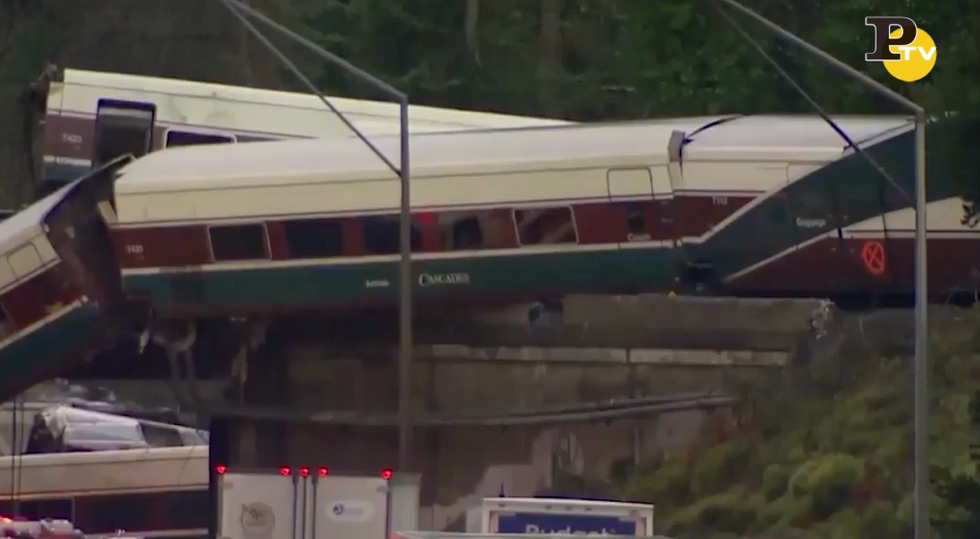 Seattle: il treno Amtrak deragliato sull'autostrada - VIDEO
