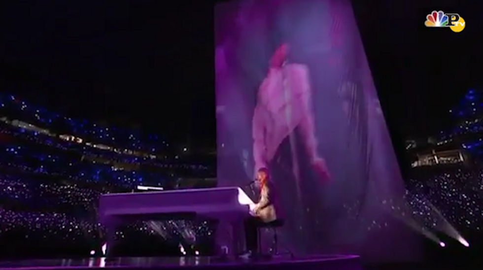 Super Bowl si tinge di viola: l'emozionante omaggio a Prince