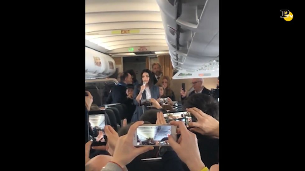 Laura Pausini presenta il suo album su un aereo Linate-Roma