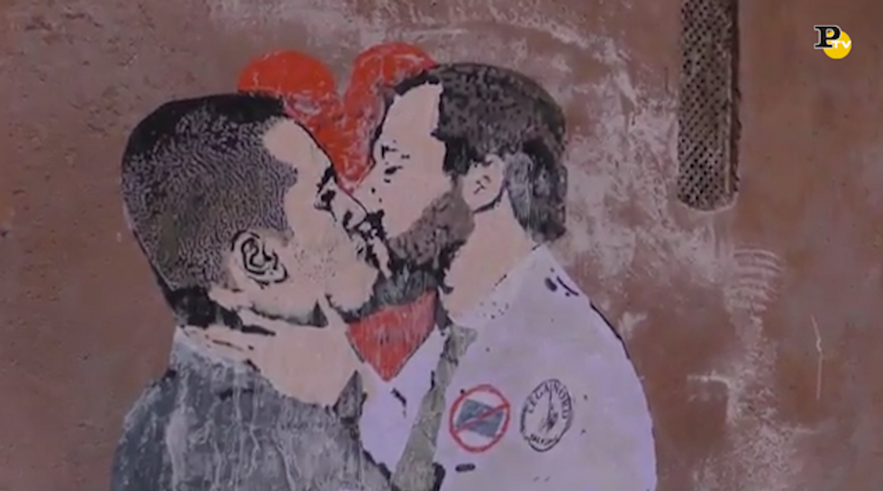Salvini bacia Di Maio: il murale vicino al Parlamento a Roma