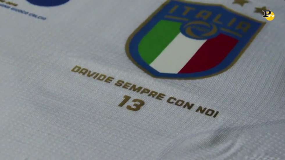 Omaggio ad Astori nella maglietta dell'Italia contro l'Argentina