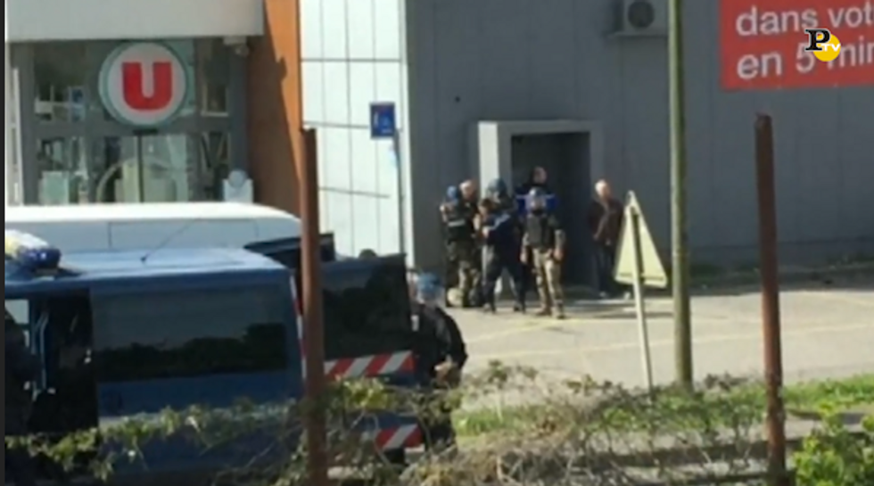 Francia, sparatoria in supermercato a Trèbes. Il sindaco: “Uccisi due ostaggi”