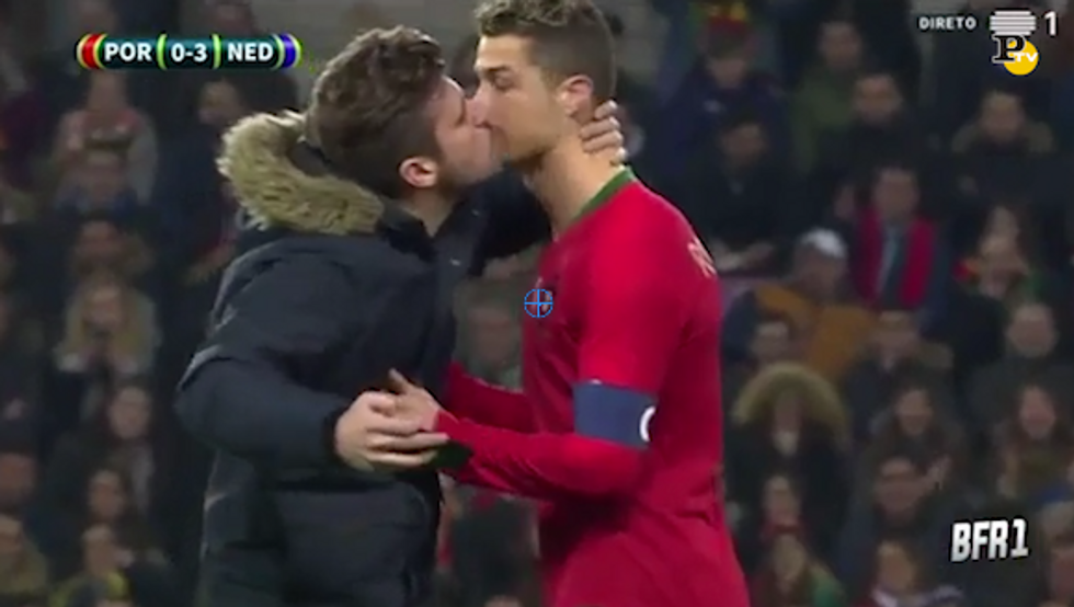 Il fan bacia Cristiano Ronaldo durante un'invasione in campo