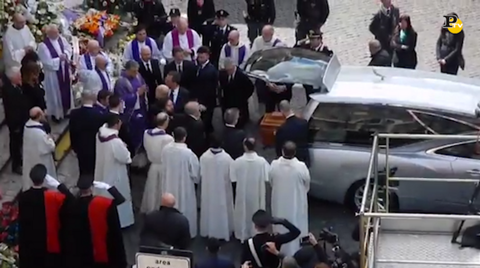 Funerali Fabrizio Frizzi: l'uscita del feretro dalla chiesa