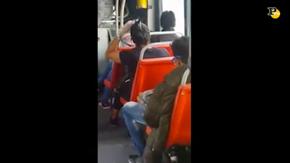 Si tinge i capelli sull'autobus mentre va al lavoro