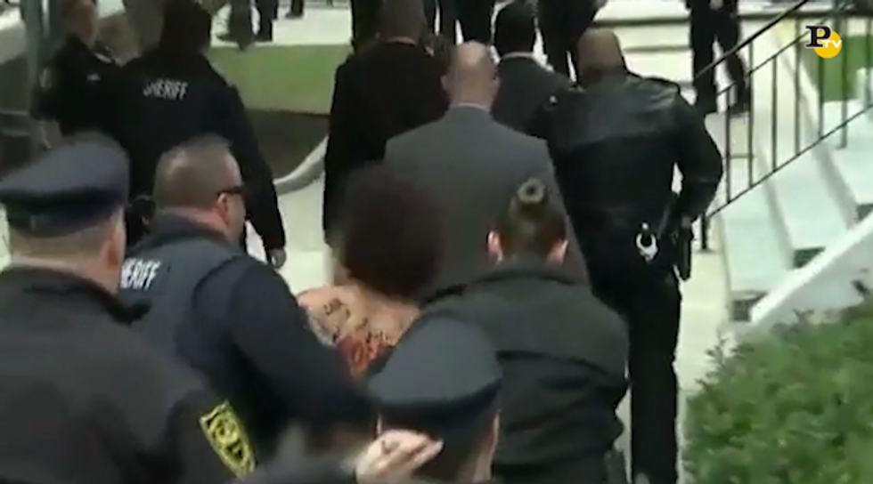 Bill Cosby, manifestante in topless si presenta fuori dal tribunale