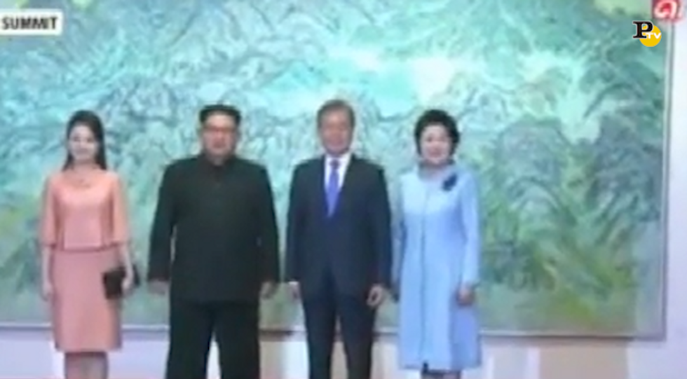Vertice Coree: foto e strette di mano tra i due leader e first ladies